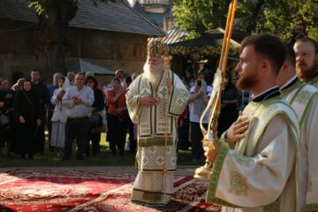 Sfântul Ioan cel Nou de la Suceava a îmbrăcat veșmânt nou, iar racla a fost depusă spre închinare în curtea mănăstirii