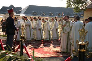Sfântul Ioan cel Nou de la Suceava a îmbrăcat veșmânt nou, iar racla a fost depusă spre închinare în curtea mănăstirii
