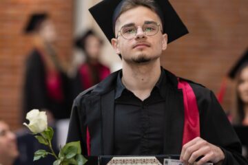 Andrei Tărâță, șef de promoție la Facultatea de Economie, Administrație și Afaceri: „Succesul este alinierea perfectă dintre valorile mele morale și acțiunile mele zilnice” Andrei Tărâță, șef de promoție la Facultatea de Economie, Administrație și Afaceri: „Succesul este alinierea perfectă dintre valorile mele morale și acțiunile mele zilnice”