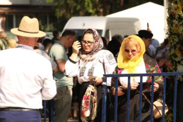 Sfântul Ioan cel Nou de la Suceava a îmbrăcat veșmânt nou, iar racla a fost depusă spre închinare în curtea mănăstirii