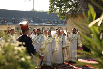 Sfântul Ioan cel Nou de la Suceava a îmbrăcat veșmânt nou, iar racla a fost depusă spre închinare în curtea mănăstirii