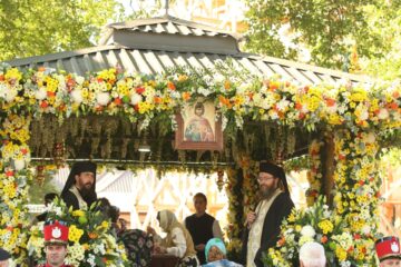 Sfântul Ioan cel Nou de la Suceava a îmbrăcat veșmânt nou, iar racla a fost depusă spre închinare în curtea mănăstirii