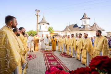 Veșmântul resfințirii pentru Biserica „Sfântul Ierarh Nicolae” – Pădureni, Siret Veșmântul resfințirii pentru Biserica „Sfântul Ierarh Nicolae” – Pădureni, Siret