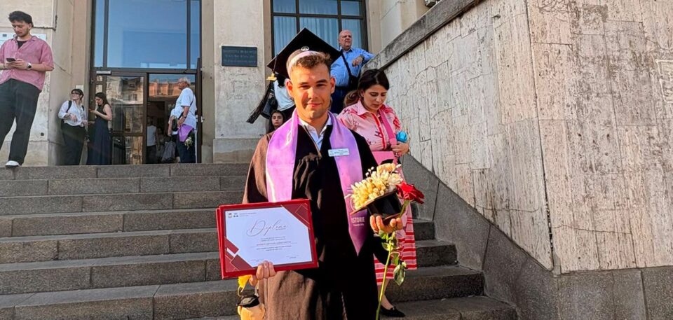 Arthur Constantin Bărboi din Câmpulung este șef de promoție la Facultatea de Istorie a Universității București Arthur Constantin Bărboi din Câmpulung este șef de promoție la Facultatea de Istorie a Universității București