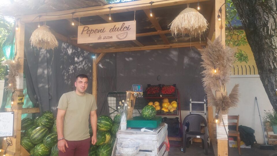Mișu a deschis sezonul pepenilor vânduți „cu probă” la foișorul de la Piața Mică din Suceava