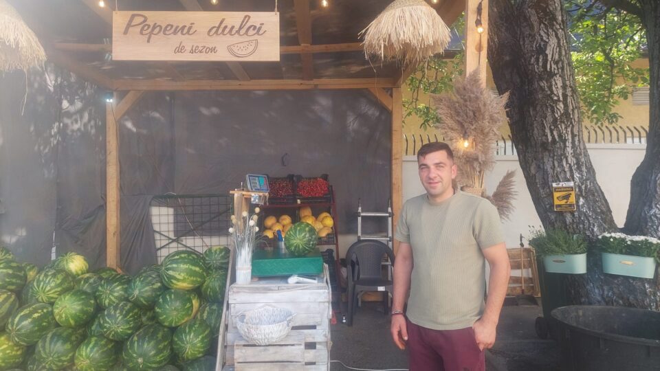 Mișu a deschis sezonul pepenilor vânduți „cu probă” la foișorul de la Piața Mică din Suceava Mișu a deschis sezonul pepenilor vânduți „cu probă” la foișorul de la Piața Mică din Suceava