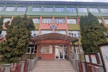 Elevă transportată la spital după ce a leșinat în timpul probei de limba română, la evaluarea națională Elevă transportată la spital după ce a leșinat în timpul probei de limba română, la evaluarea națională