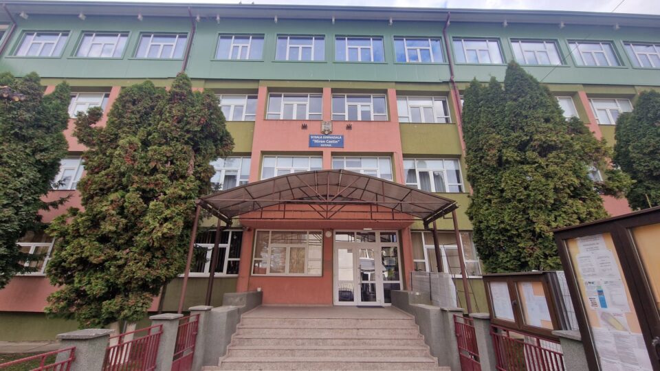 Elevă transportată la spital după ce a leșinat în timpul probei de limba română, la evaluarea națională Elevă transportată la spital după ce a leșinat în timpul probei de limba română, la evaluarea națională