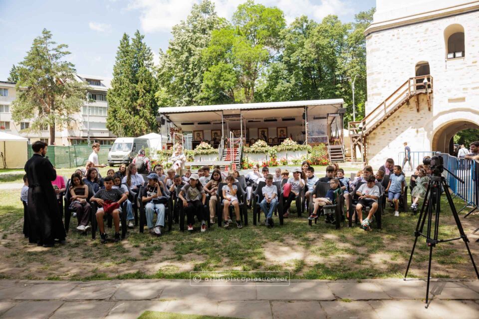 „Ni l-am făcut pe Sfântul Ioan cel Nou prieten și apropiat al sufletului nostru” – atelier catehetic în curtea Catedralei Arhiepiscopale din Suceava