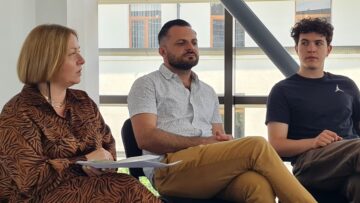 „Teatrul nu este doar pentru elite” spune regizorul spectacolului ”Artă”, care încheie stagiunea la Suceava
