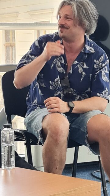 „Teatrul nu este doar pentru elite” spune regizorul spectacolului ”Artă”, care încheie stagiunea la Suceava