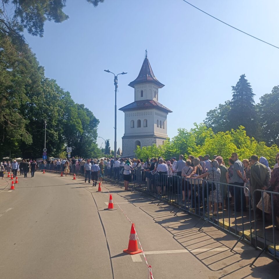 Credincioșii au stat la cozi imense pentru a se închina la racla cu Moaștele Sfântului Ioan cel Nou de la Suceava