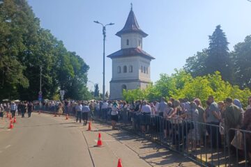 Credincioșii au stat la cozi imense pentru a se închina la racla cu Moaștele Sfântului Ioan cel Nou de la Suceava Credincioșii au stat la cozi imense pentru a se închina la racla cu Moaștele Sfântului Ioan cel Nou de la Suceava
