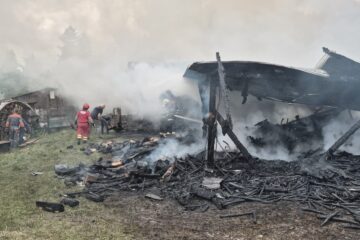Un trăsnet a distrus mai toate anexele unei gospodării Un trăsnet a distrus mai toate anexele unei gospodării
