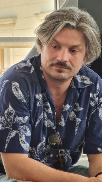 „Teatrul nu este doar pentru elite” spune regizorul spectacolului ”Artă”, care încheie stagiunea la Suceava