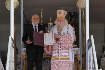 Primarul Vasile Rîmbu a primit „Crucea Bucovinei” de la arhiepiscopul Sucevei și Rădăuților, ÎPS Calinic Primarul Vasile Rîmbu a primit „Crucea Bucovinei” de la arhiepiscopul Sucevei și Rădăuților, ÎPS Calinic