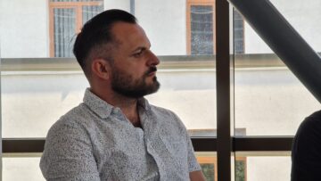 „Teatrul nu este doar pentru elite” spune regizorul spectacolului ”Artă”, care încheie stagiunea la Suceava