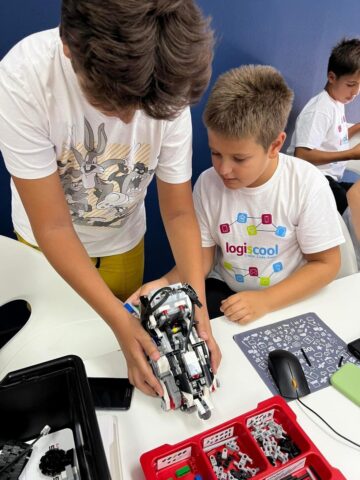 Taberele de vară Logiscool Suceava: Copilul tău trece de la consumator de tehnologie la creator de tehnologie