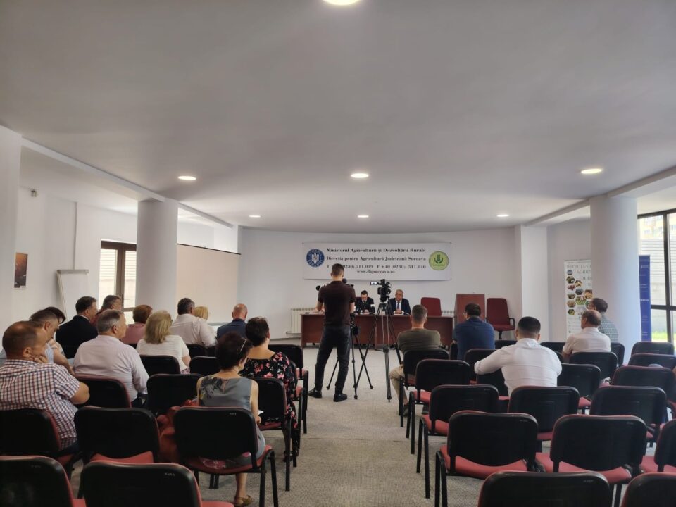 Prefectul Bogdan Păstrăv a început demersurile pentru a rezolva problema celor aproape 1.000 de gospodării din zona de munte care nu mai au unde să vândă laptele