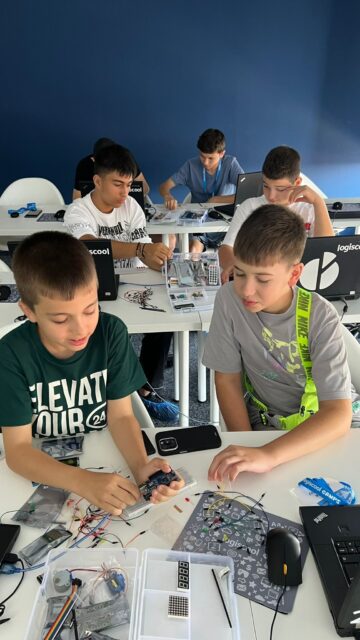 Taberele de vară Logiscool Suceava: Copilul tău trece de la consumator de tehnologie la creator de tehnologie