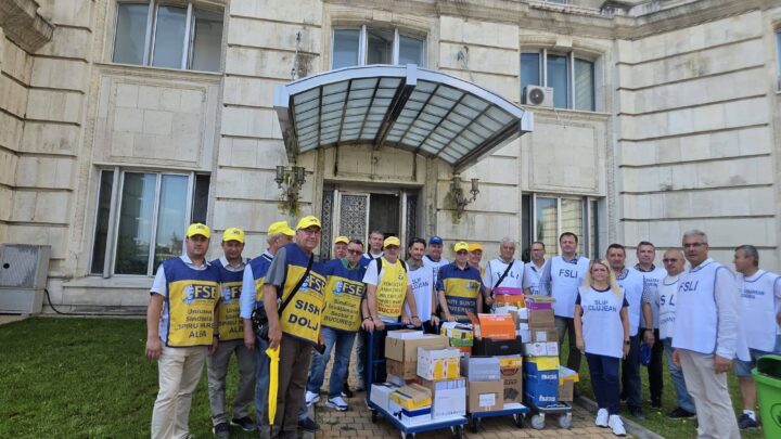 Peste 160.000 de semnături depuse la Registratura Parlamentului, pentru anularea măsurilor anti-educație