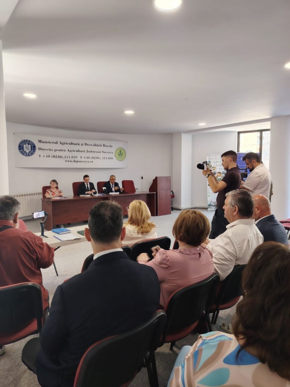 Prefectul Bogdan Păstrăv a început demersurile pentru a rezolva problema celor aproape 1.000 de gospodării din zona de munte care nu mai au unde să vândă laptele