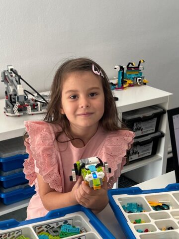 Taberele de vară Logiscool Suceava: Copilul tău trece de la consumator de tehnologie la creator de tehnologie