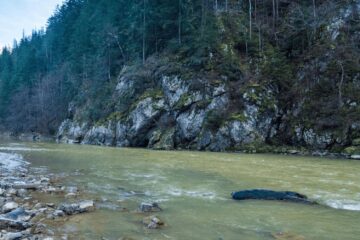 Țara Dornelor devine prima destinație montană din județ în care se implementează un amplu proiect pentru curățirea râurilor de plastic