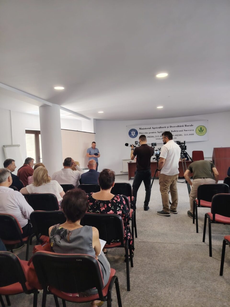 Prefectul Bogdan Păstrăv a început demersurile pentru a rezolva problema celor aproape 1.000 de gospodării din zona de munte care nu mai au unde să vândă laptele