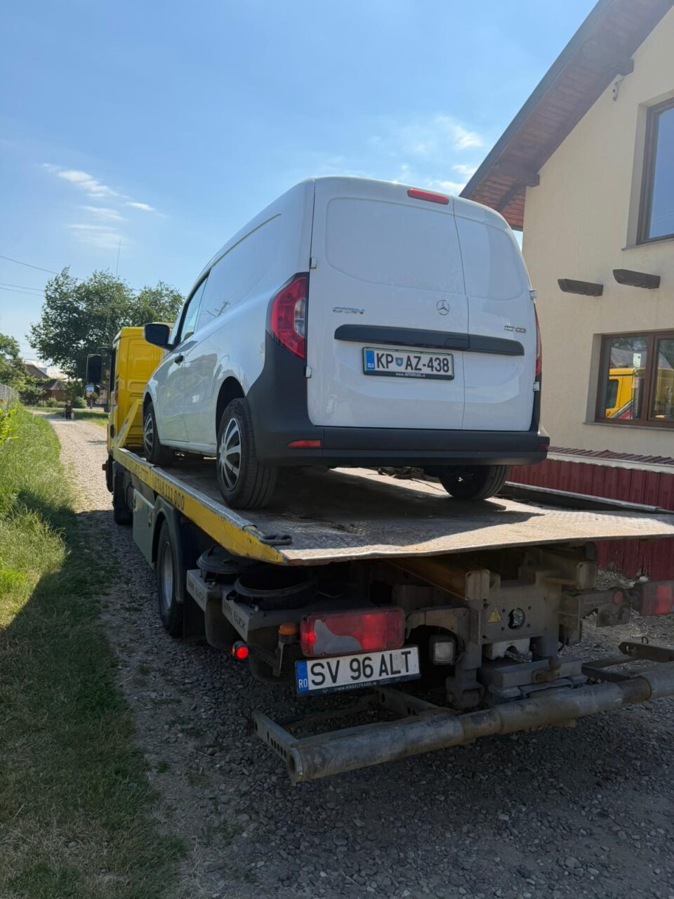 Mercedes furat cu tot cu scule din Italia, găsit în curtea unei case din Ilișești