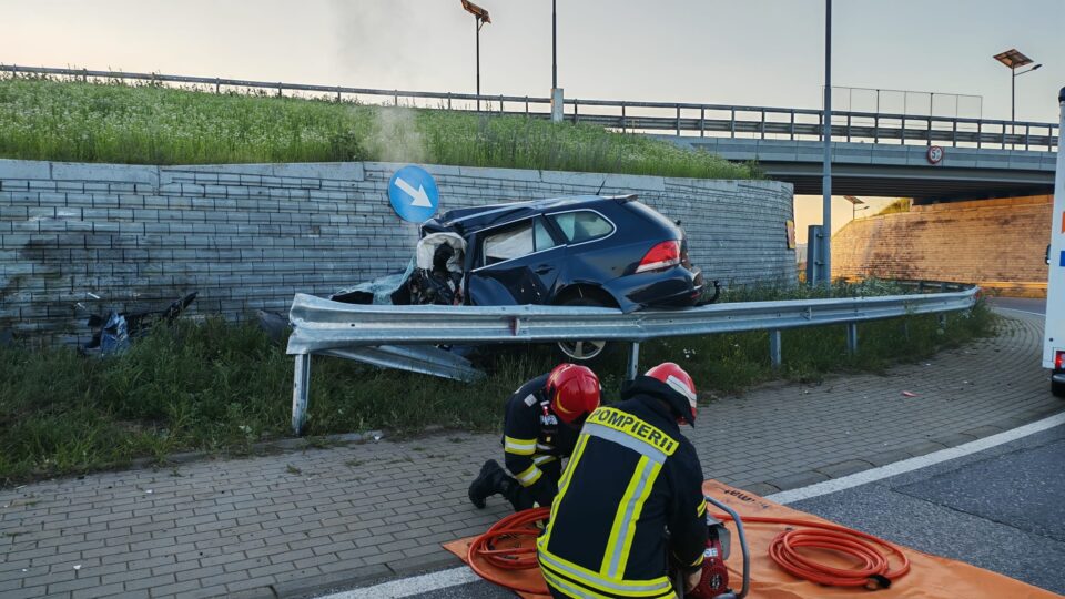 Un tânăr de 28 de ani a murit zdrobit în mașina cu care a intrat violent în ”Zidul Morții”