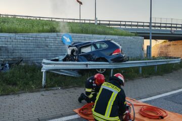 Un tânăr de 28 de ani a murit zdrobit în mașina cu care a intrat violent în ”Zidul Morții”