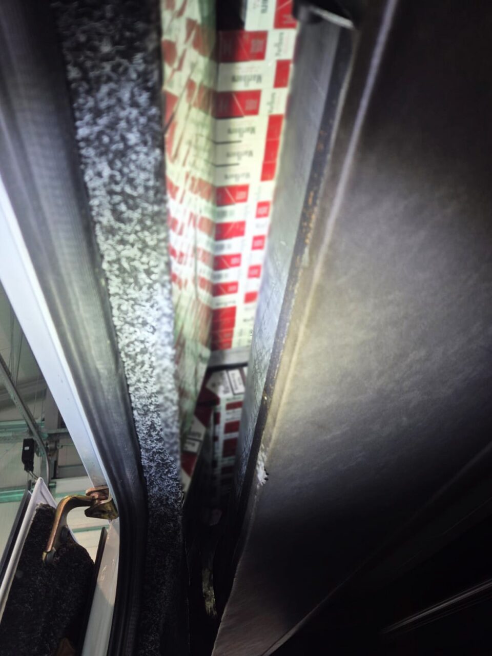 Microbuz cu plafonul umplut cu pachete de țigări de contrabandă, depistat în PTF Vicovu de Sus
