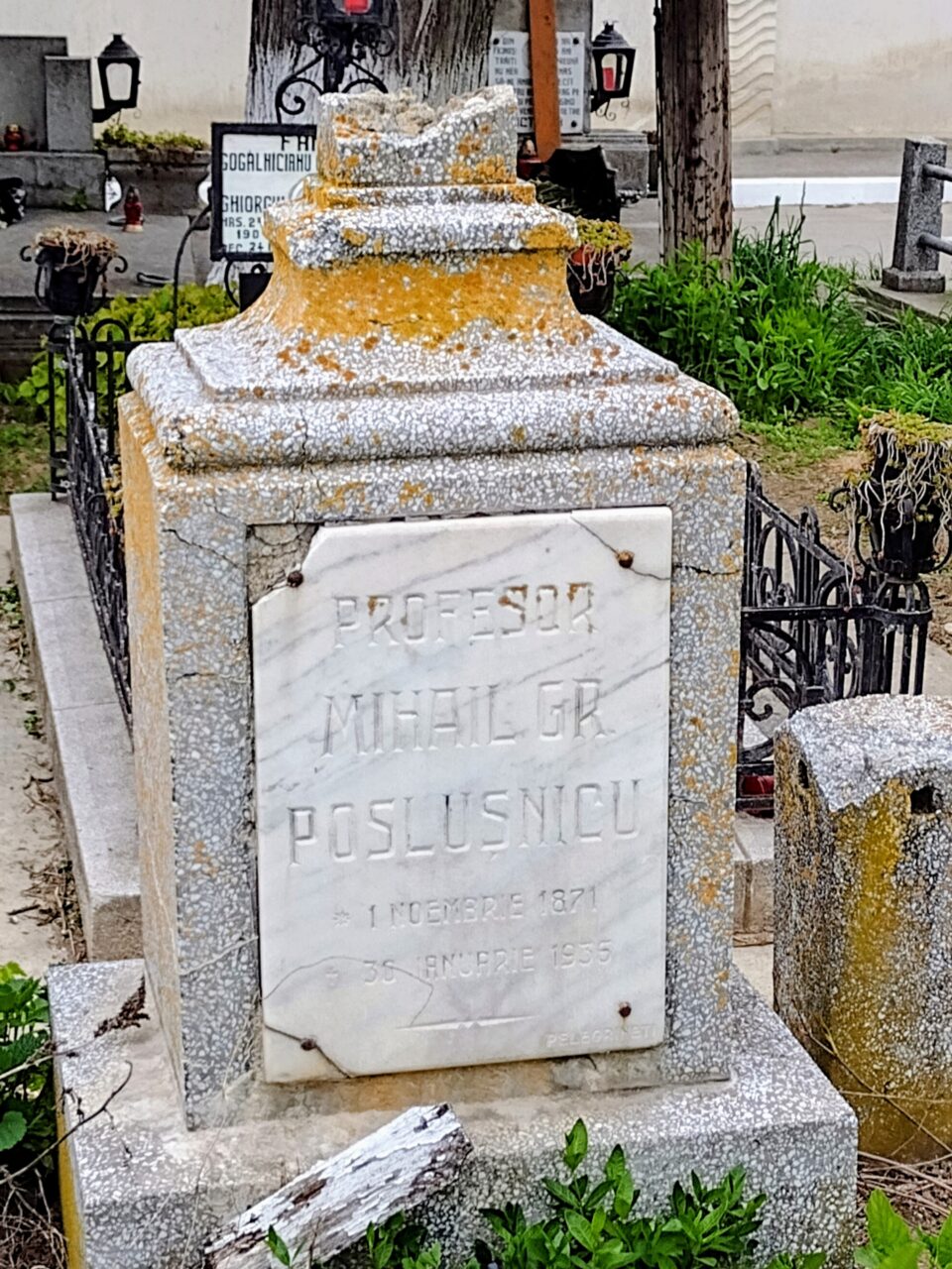 Mormântul marelui muzicolog sucevean Mihail Poslușnicu este abandonat și vandalizat, avertizează prof. emerit Vania Atudorei