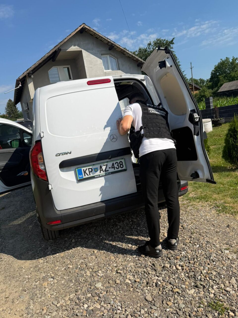 Mercedes furat cu tot cu scule din Italia, găsit în curtea unei case din Ilișești