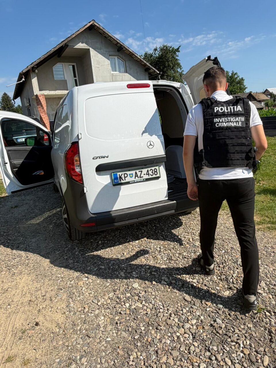 Mercedes furat cu tot cu scule din Italia, găsit în curtea unei case din Ilișești
