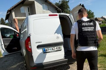 Mercedes furat cu tot cu scule din Italia, găsit în curtea unei case din Ilișești