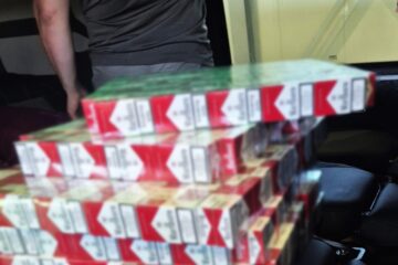 Microbuz cu plafonul umplut cu pachete de țigări de contrabandă, depistat în PTF Vicovu de Sus