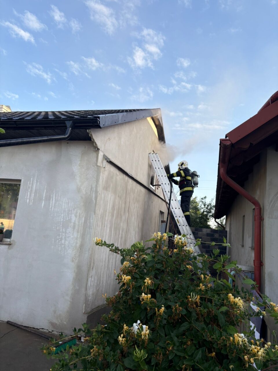Un incendiu izbucnit din centrala termică a pus în pericol trei locuințe, la Dumbrăveni