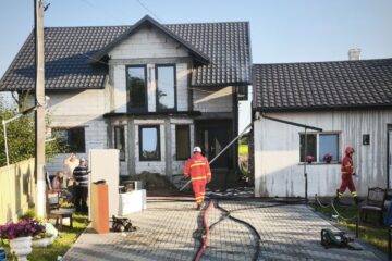 Un incendiu izbucnit din centrala termică a pus în pericol trei locuințe, la Dumbrăveni