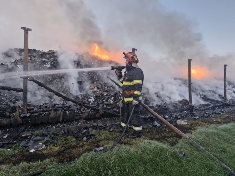 Incendiu la o cantitate imensă de deșeuri. Pompierii au mult de lucrat la fața locului, în condiții de Cod Roșu de caniculă, pentru a evita o nouă aprindere