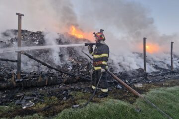 Incendiu la o cantitate imensă de deșeuri. Pompierii au mult de lucrat la fața locului, în condiții de Cod Roșu de caniculă, pentru a evita o nouă aprindere