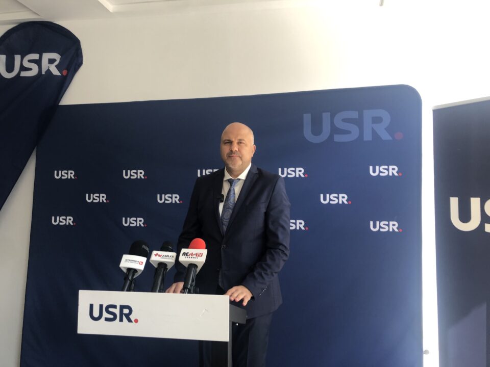 Deputatul USR Emanuel Ungureanu îl critică dur pe Nicușor Dan pentru că „stă în genunchi în fața PSD”