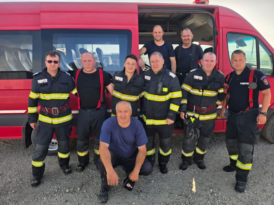 Incendiu la o cantitate imensă de deșeuri. Pompierii au mult de lucrat la fața locului, în condiții de Cod Roșu de caniculă, pentru a evita o nouă aprindere