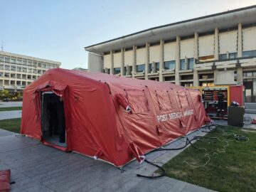 Cort de asistență medicală de urgență pe esplanada Casei de Cultură din Suceava