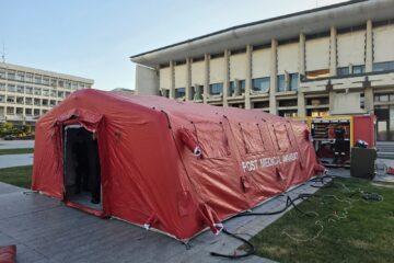Cort de asistență medicală de urgență pe esplanada Casei de Cultură din Suceava