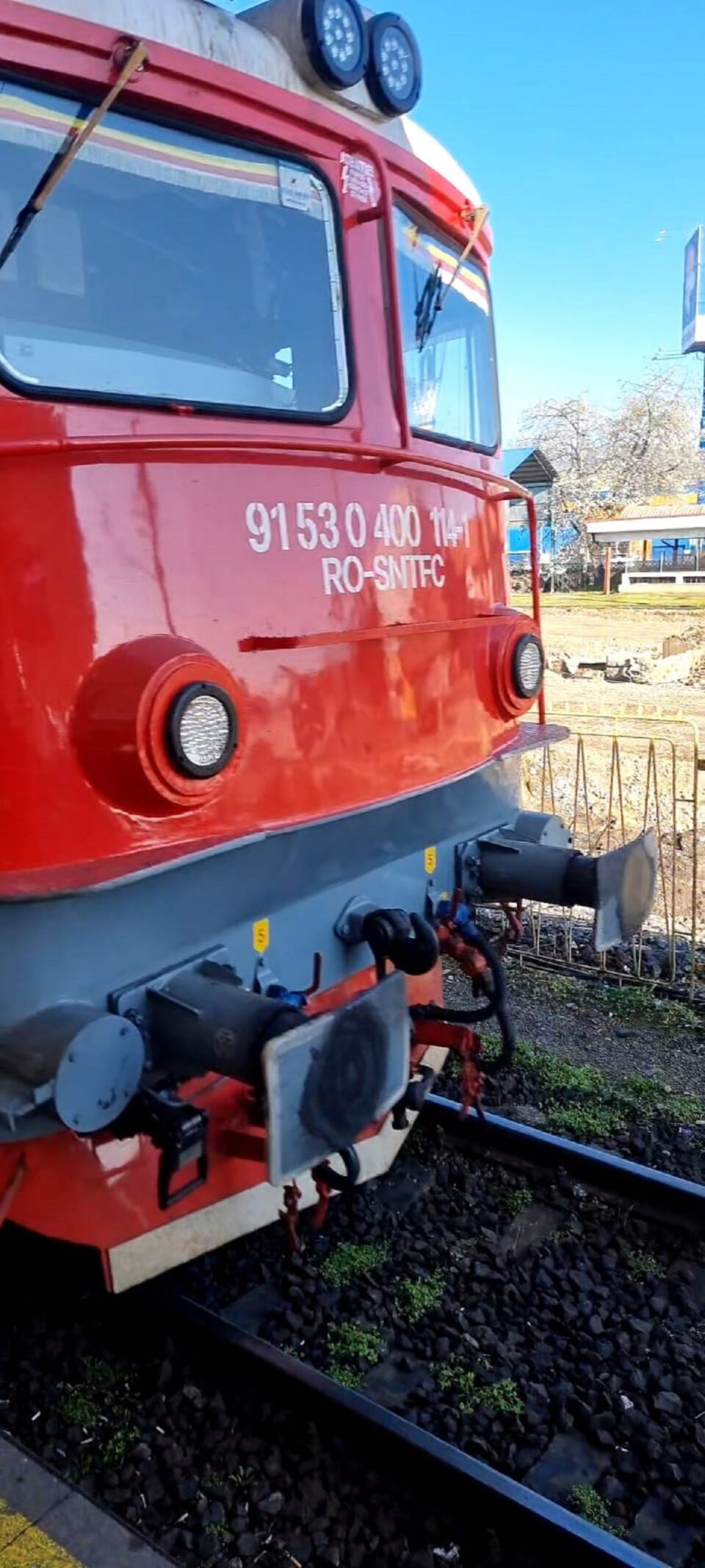 Incident grav, cu traverse puse intenționat pe calea ferată, în fața trenului, pe linia spre Cacica