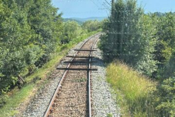 Incident grav, cu traverse puse intenționat pe calea ferată, în fața trenului, pe linia spre Cacica