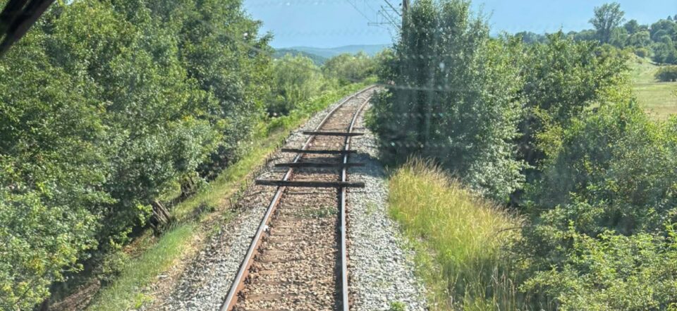 Incident grav, cu traverse puse intenționat pe calea ferată, în fața trenului, pe linia spre Cacica