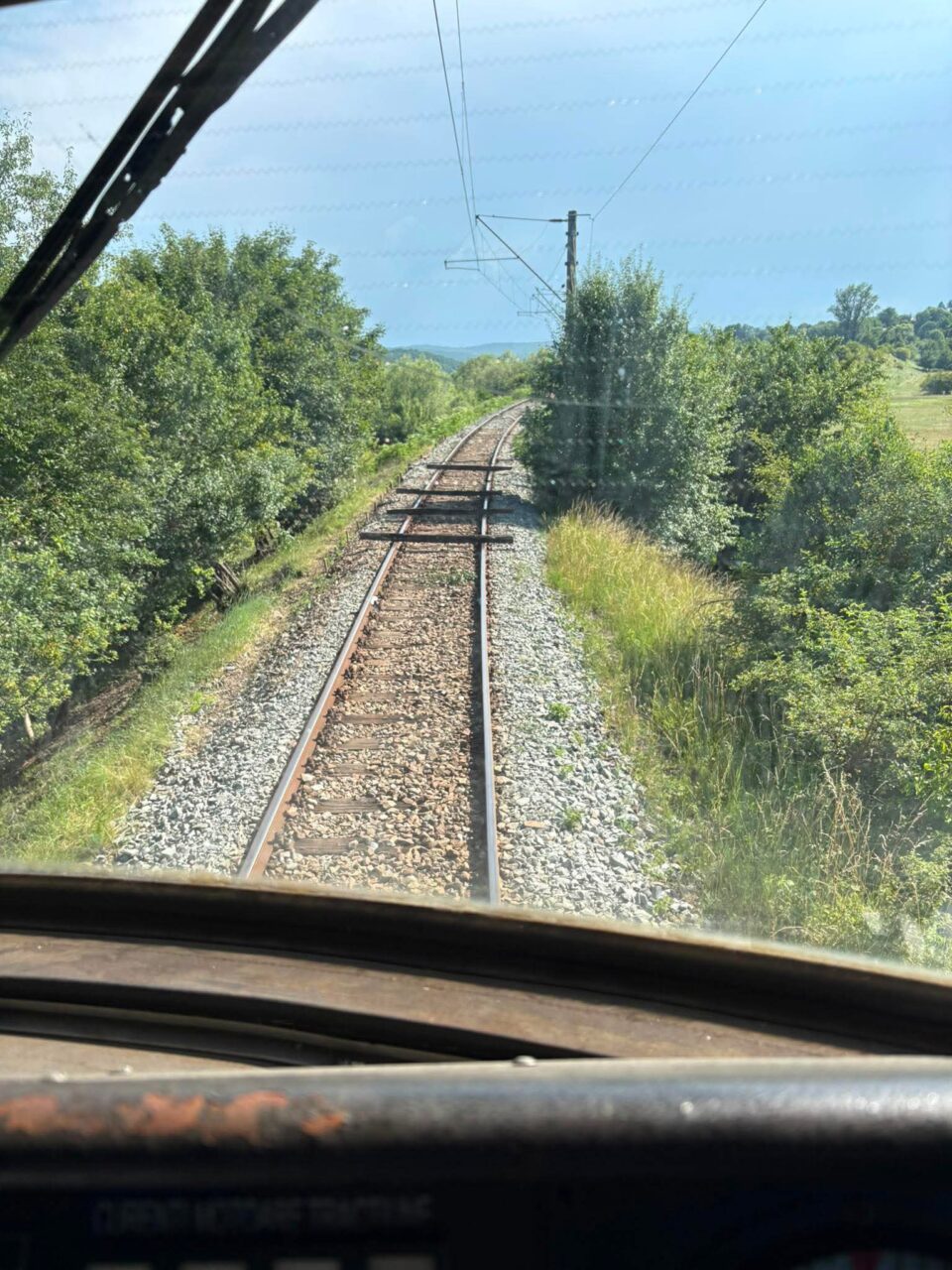 Incident grav, cu traverse puse intenționat pe calea ferată, în fața trenului, pe linia spre Cacica